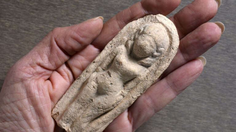 The 3,400 year old figurine. Photo: Clara Amit, courtesy of the Israel Antiquities Authority.