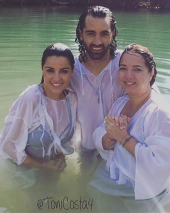 Adamari LÃ³pez, Toni Costa and Maite Perroni at the Jordan River. Photo from instagram