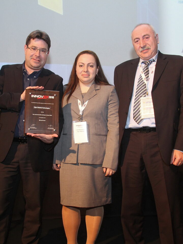 Vigor Medical cofounders Irina Kavounovski and Igor Vaysbeyn receiving the iNNOVEX Disrupt award from Minister of Science, Technology and Space Ofir Akunis on Feb. 3, 2016. Photo: courtesy