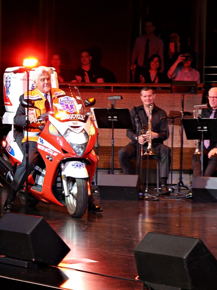 Jay Leno donates ambucycle to United Hatzalah. Photo by Yadin Goldman