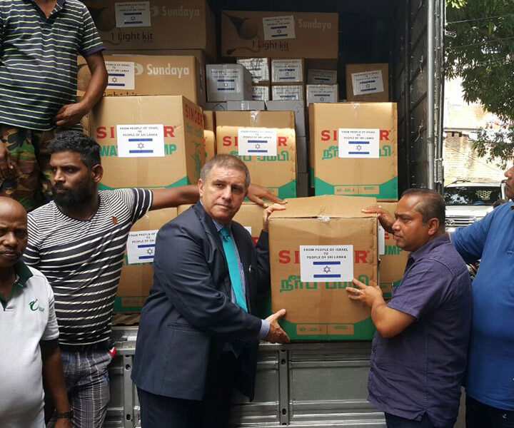 Ambassador of Israel to Sri Lanka Daniel Carmon presenting a shipment to the Sri Lankan authorities. Photo via MFA