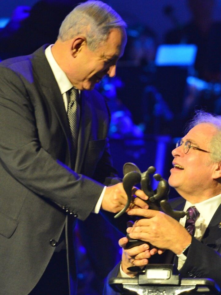 Prime Minister Netanyahu presenting the Genesis Prize ot Itzhak Perlman. Photo by Koby Gideon/GPO

Photo by Kobi Gideon / GPO