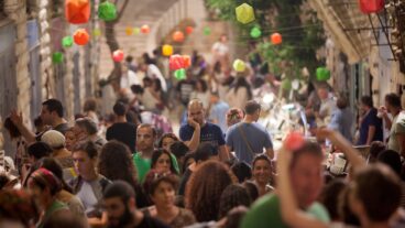 Israelis enjoy the annual summer Arts and Crafts Fair in Jerusalem. Photo by Yonatan Sindel/FLASH90