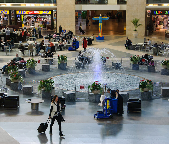 This fountain is a central feature of the airport’s Terminal 3. Photo via Shutterstock.com