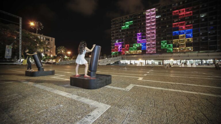 Giant Tetris in Tel Aviv. Photo by Guy Yehiely