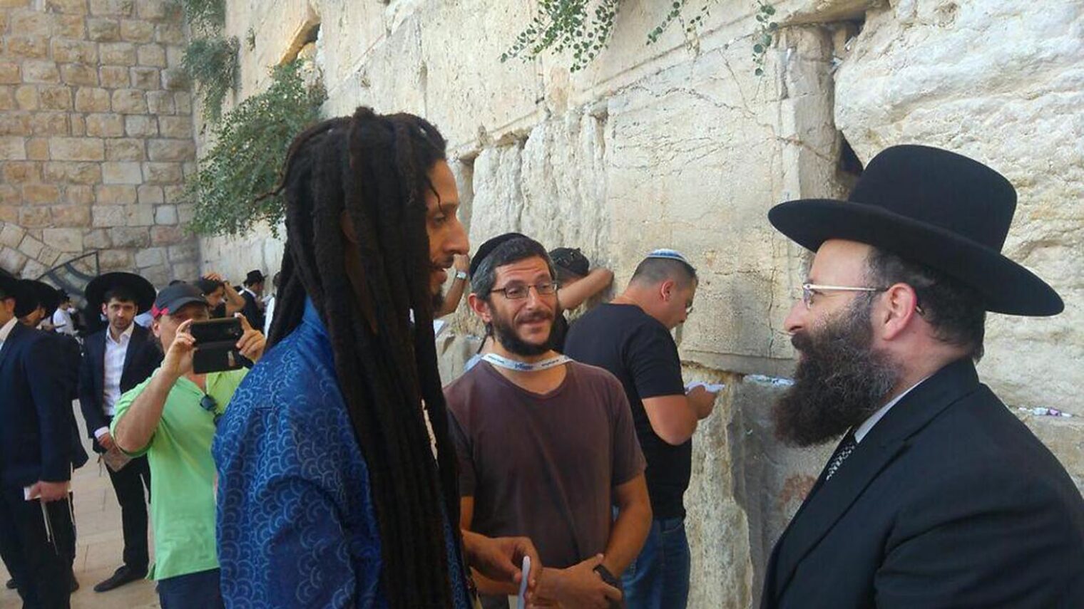 Julian Marley chats with Rabbi of the Western Wall Shmuel Rabinovitch in Jerusalem. Photo via Ynet