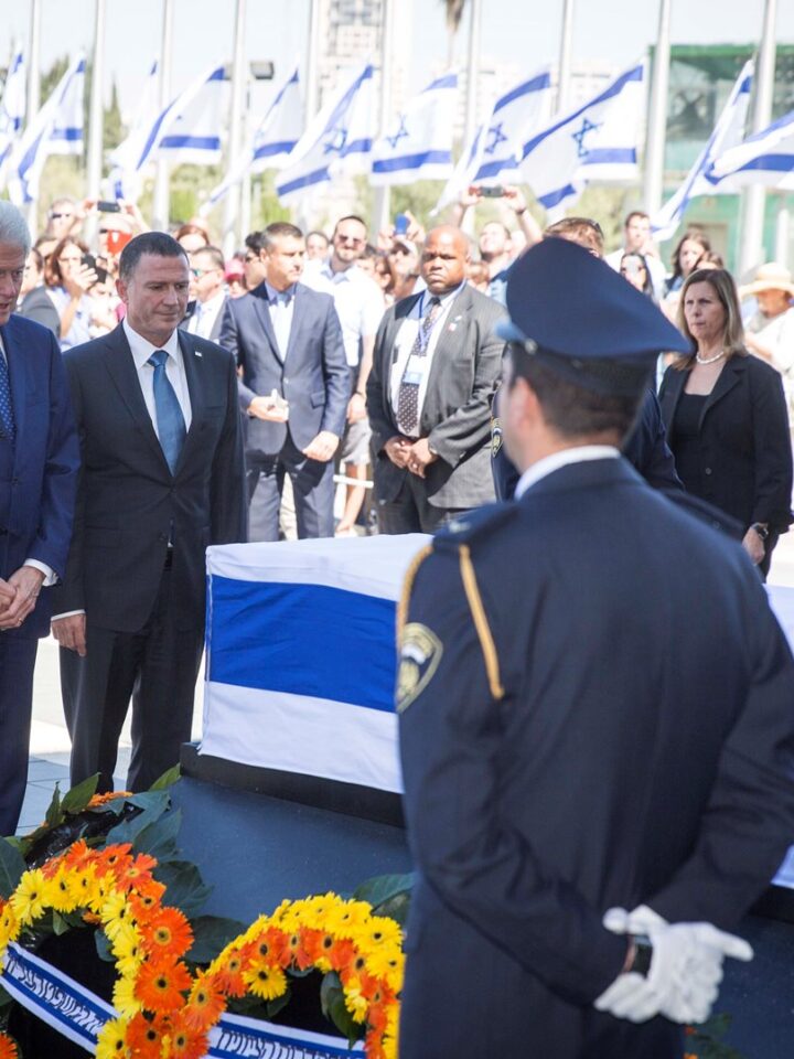 Former US President Bill Clinton, flanked by Israeli President Reuven Rivlin, left, and Knesset Speaker Yuli Edelstein, pays his respects by the coffin of former Israeli President Shimon Peres on the Knesset square in Jerusalem, September 29, 2016. Photo by Hadas Parushl/FLASH90