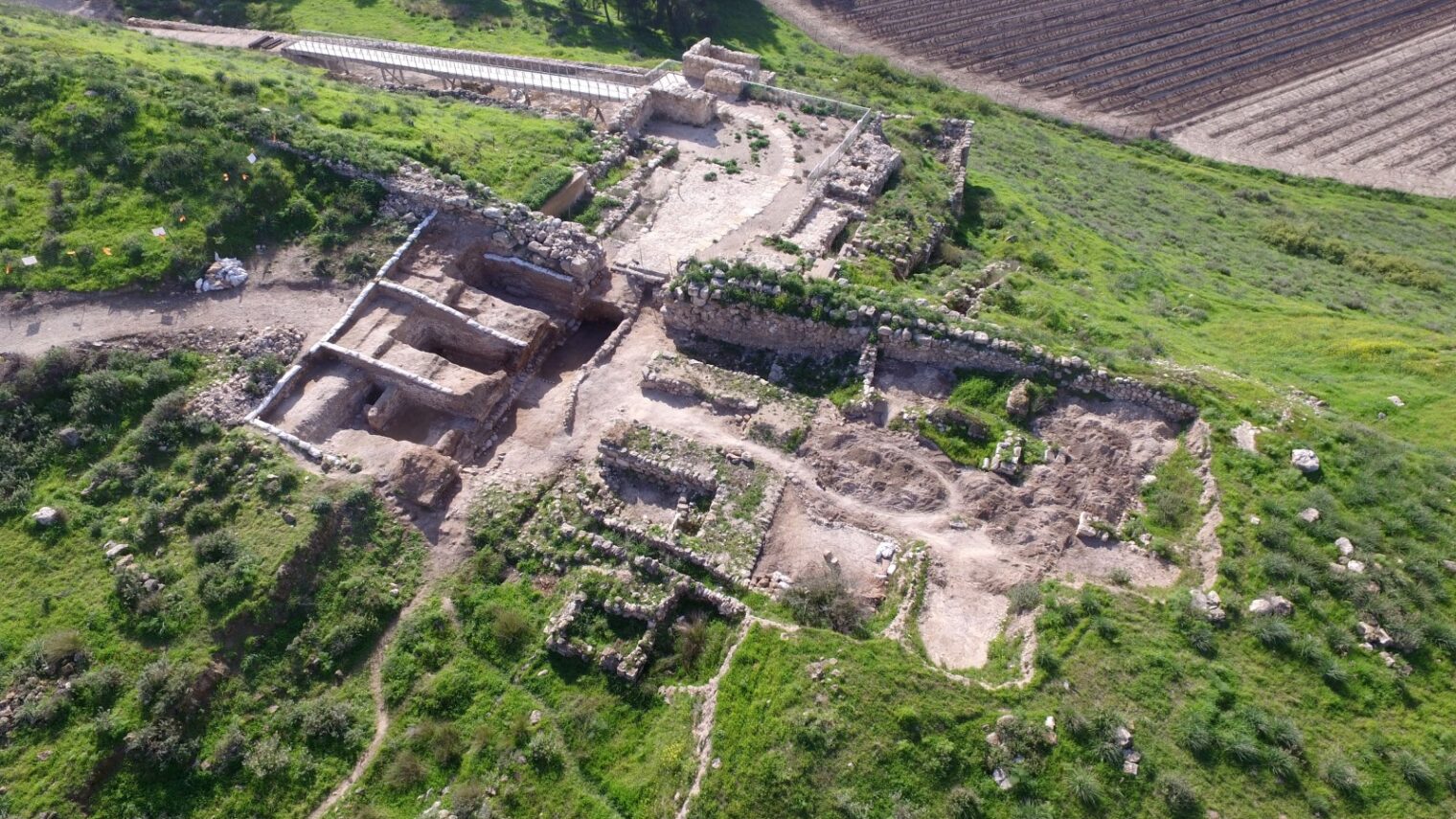 The Tel Lachish National Park and the exposed gate structure, left. Photo by Guy Fitoussi/Israel Antiquities Authority