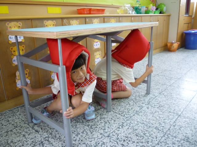 Israeli earthquake-resistant tables in schools in Taiwan. Photo via facebook.com/IsraelinTaipei