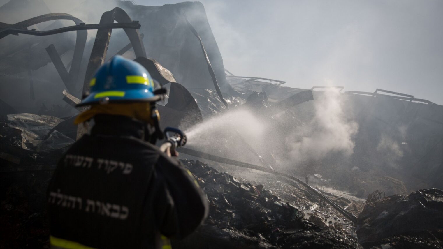 Firefighters work to extinguish a fire in a factory in Beit Meir, west of Jerusalem, on November 25, 2016. Photo by Hadas Parush/FLASH90