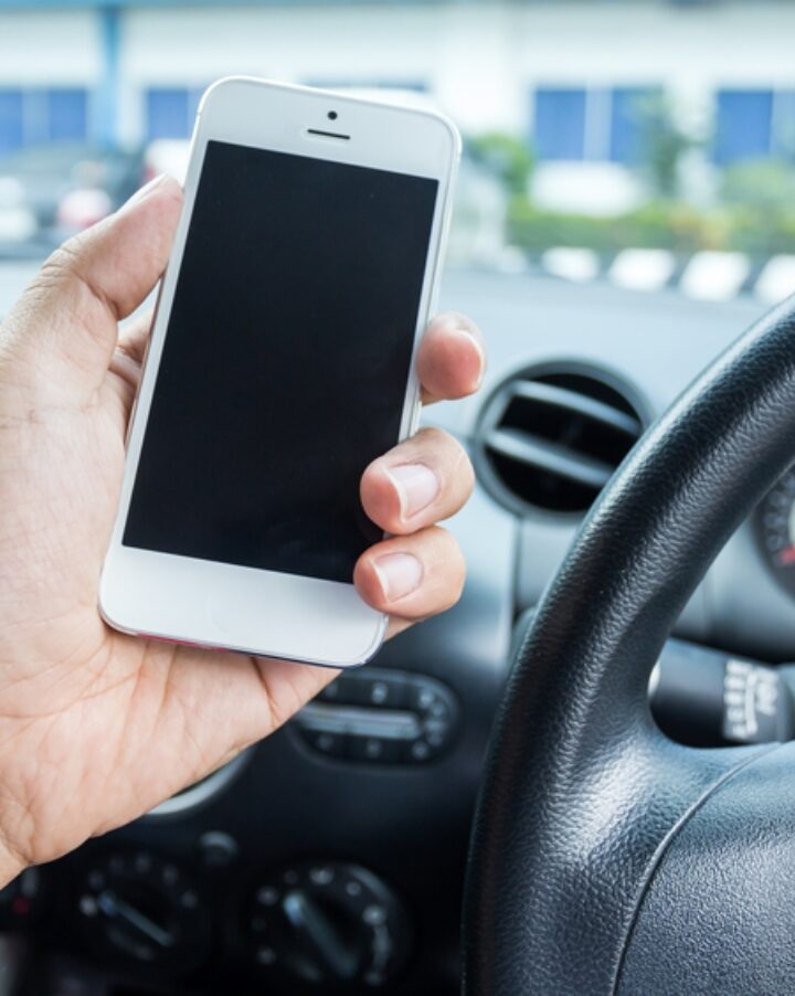 Bazz lets you stop texting while driving; listen and respond by voice command. Image via Shutterstock.com