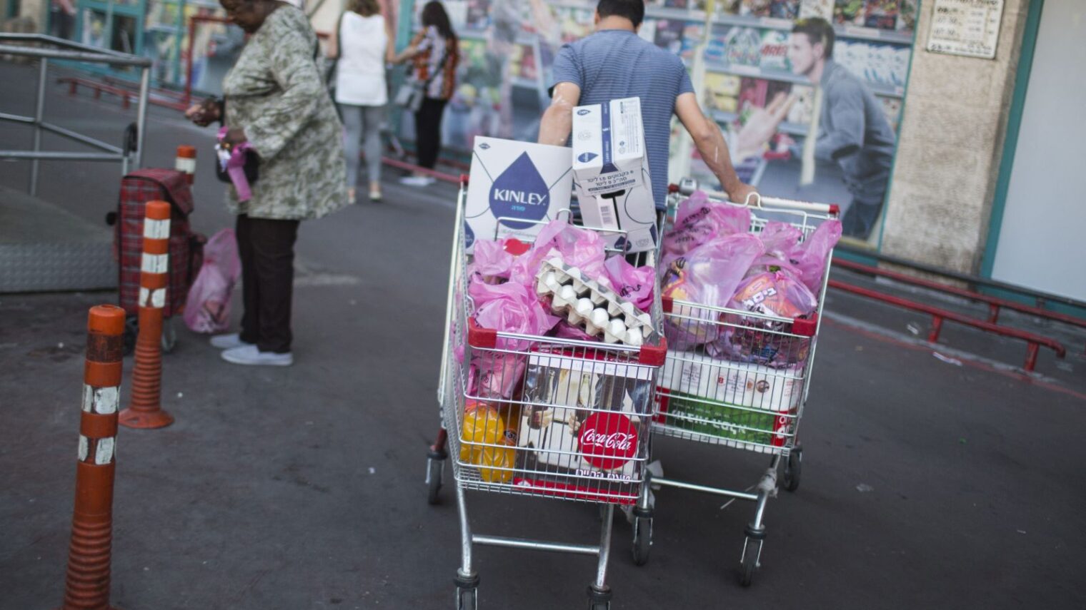 Israelis grocery shop before the Plastic Bag Law went into effect. Photo by Hadas Parush/FLASH90