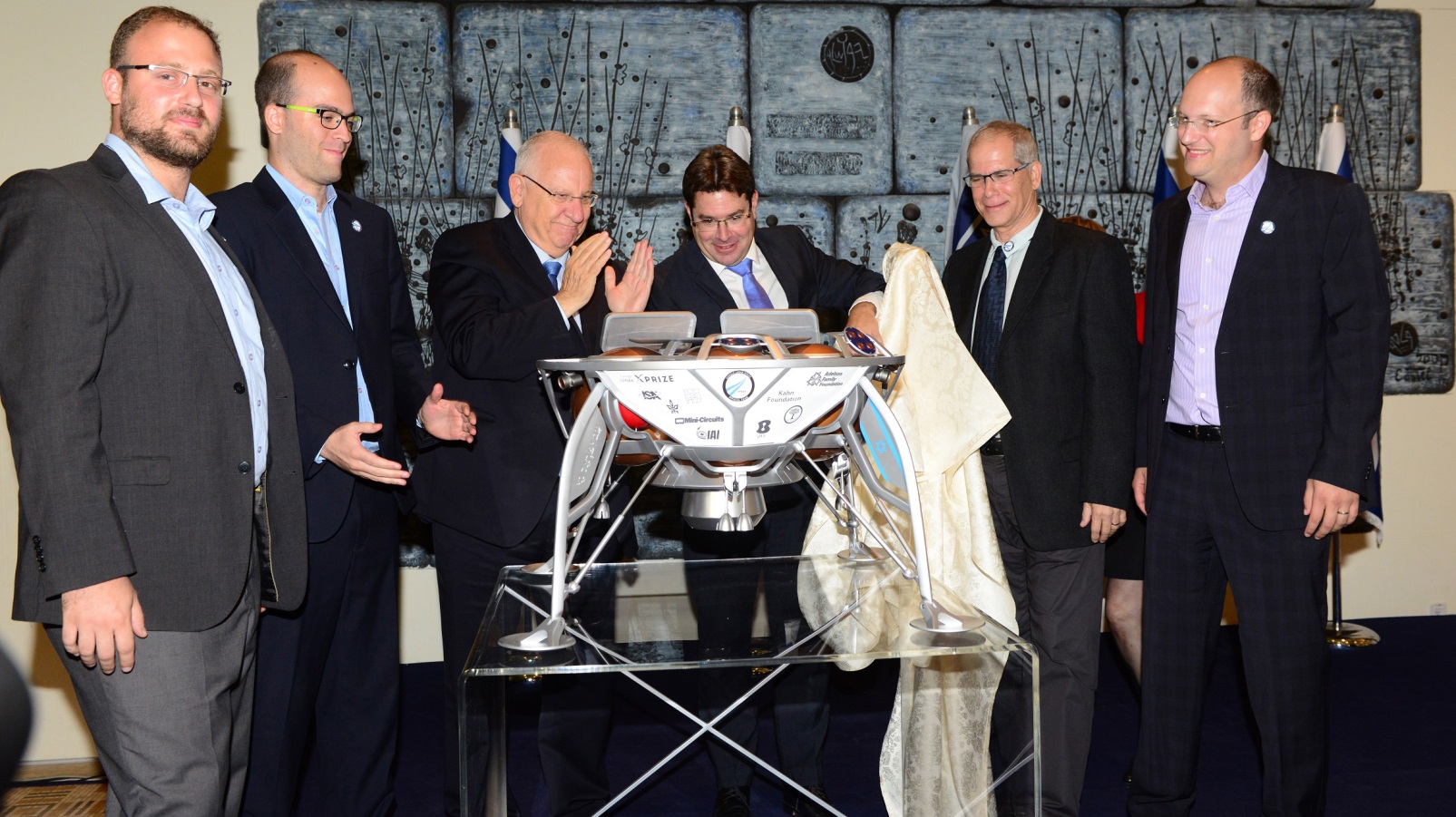 Cap: A prototype of SpaceIL’s robotic spacecraft being unveiled for Israeli President Reuven Rivlin. Photo: courtesy