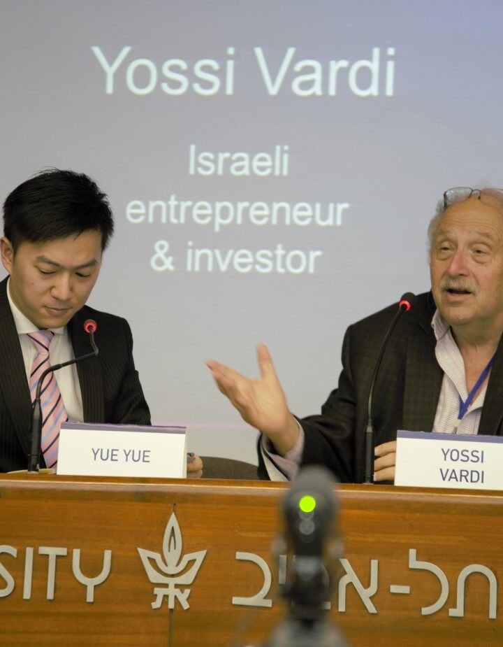 Yue Yue of China’s Caixin media group talking business with Yossi Vardi at a December 27 forum in Tel Aviv. Photo: courtesy