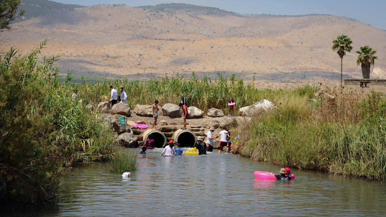 Israelis enjoying the natural pool at Hakibbutzim River in Beit She’an. Photo by Mendy Hechtman/FLASH90