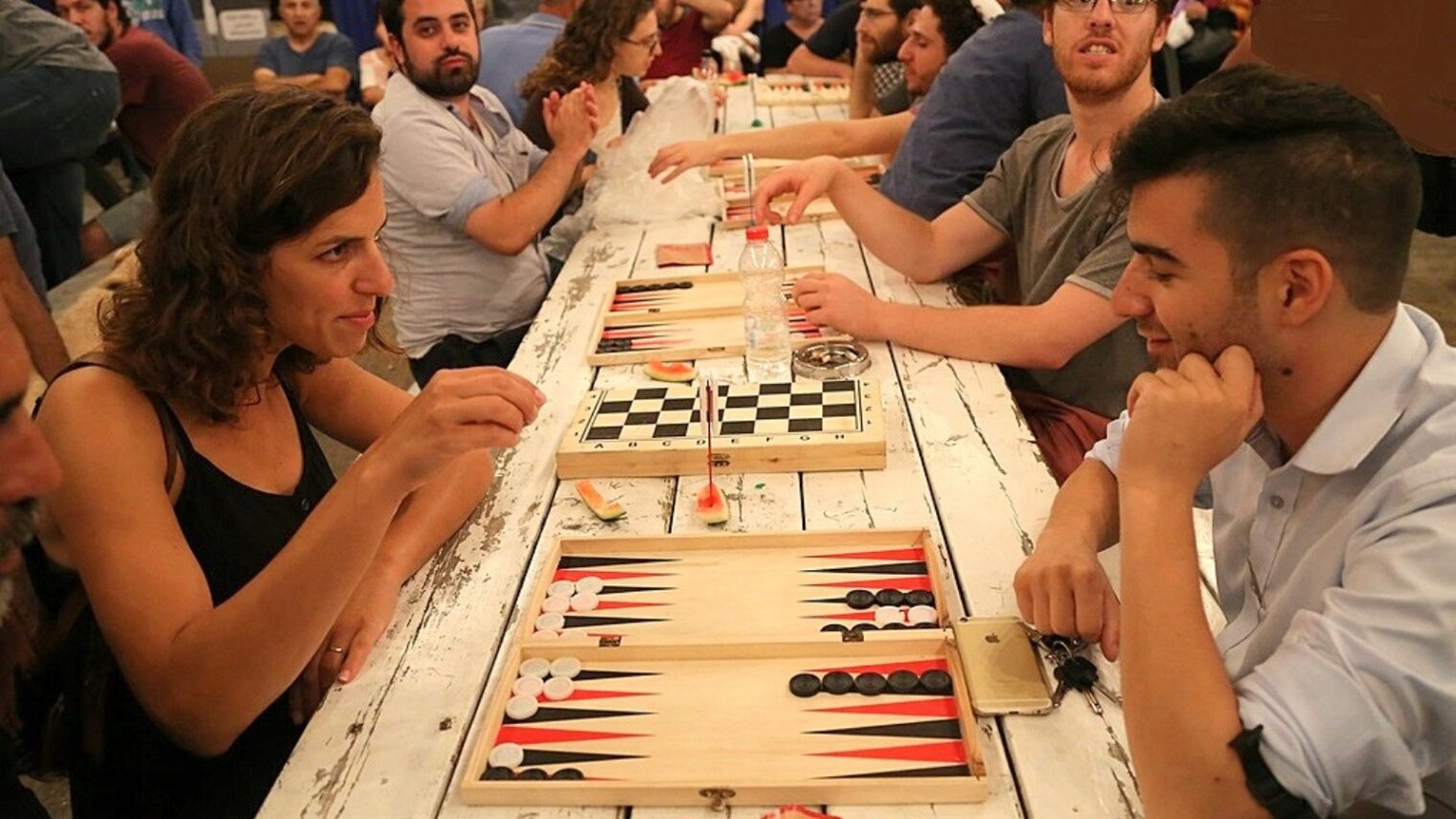 Rachel Elkabetz, left, faces off against another player at a Jerusalem Double backgammon tournament. Photo by Shabtai Amedi