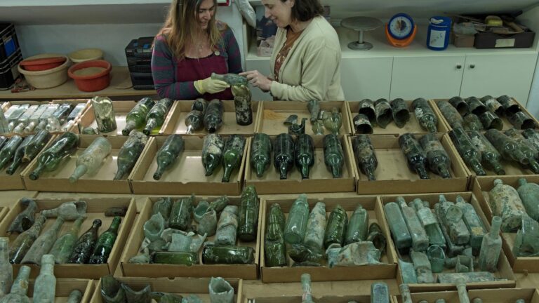 Organizing hundreds of liquor bottles, at least 100 years old, found near a building where British soldiers were garrisoned during WWI. Photo Clara Amit, courtesy of Israel Antiquities Authority.