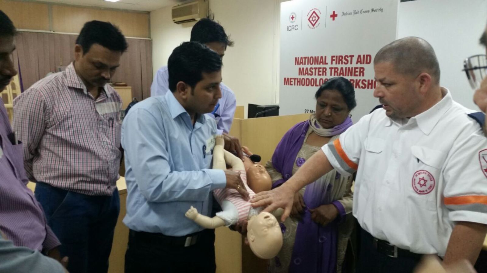 Magen David Adom paramedic Amir Namyot training senior first-aid instructors in India. Photo courtesy of MDA Spokesperson