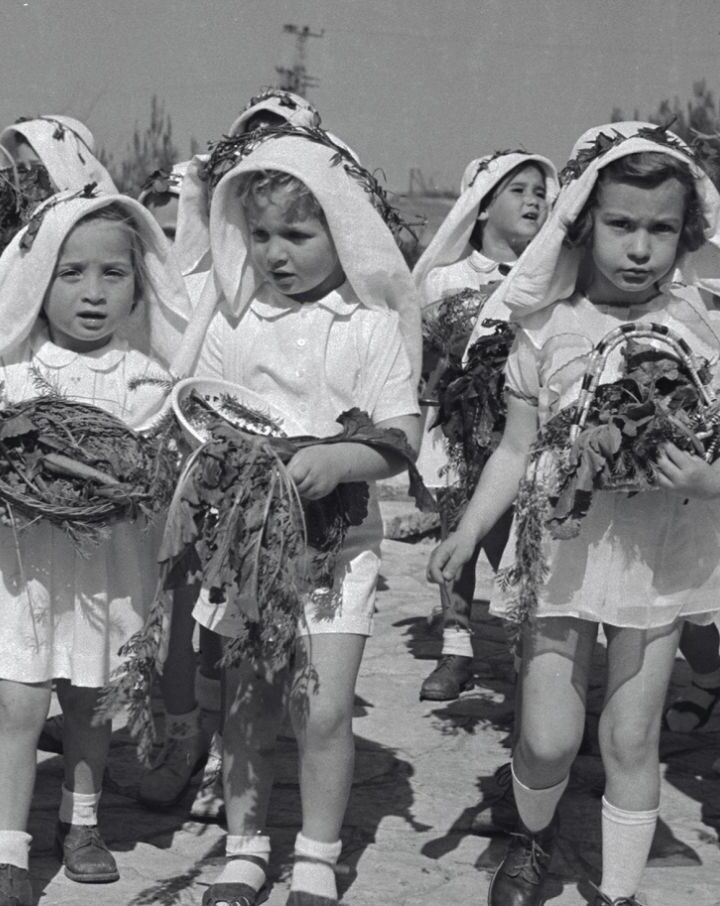 Hadassim Youth Village children near Netanya celebrating First Fruits Festival in 1953. Photo by Arik Comeriner (KKL/JNF Photo Archive)