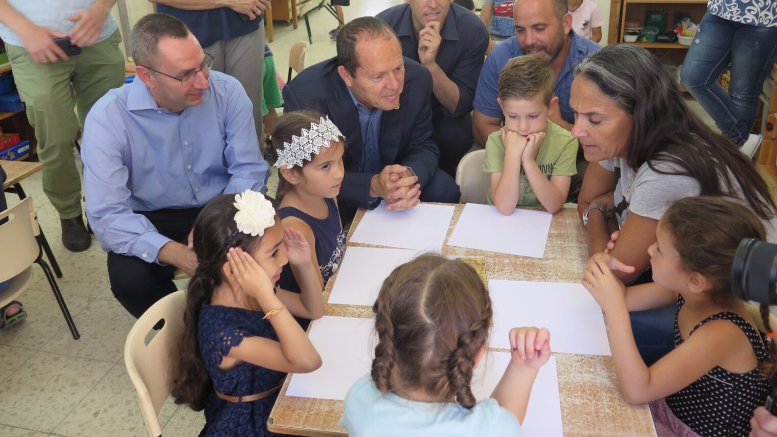 Mayor Nir Barkat visiting a nursery school in the Kiryat Yovel neighborhood that’s participating in Children Dreaming Jerusalem. Photo courtesy of Jerusalem municipality