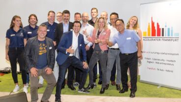 Ram Shoham and Maria Pennanen, center, with startups in their four-month Accelerator Frankfurt. Photo: courtesy