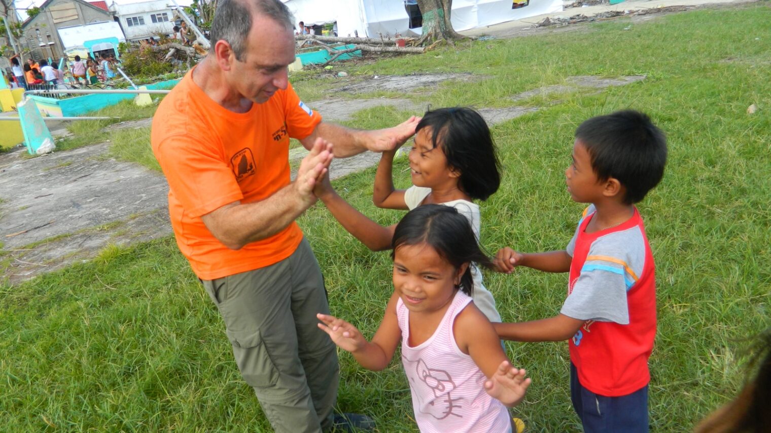 Israeli trauma expert Moshe Farchi working with children affected by the 2013 typhoon in the Philippines. Photo: courtesy