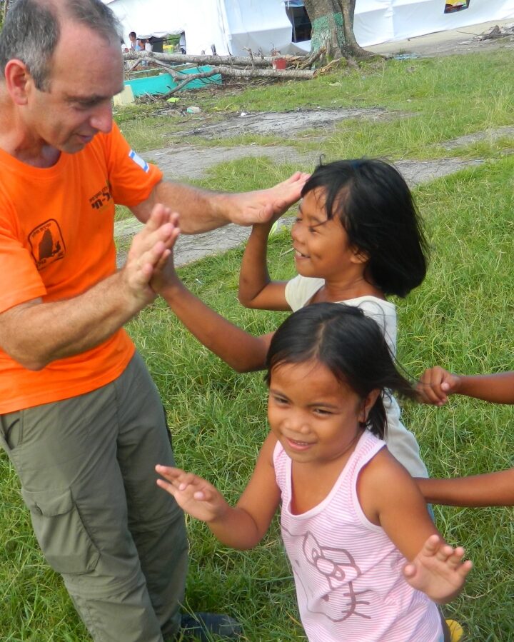 Israeli trauma expert Moshe Farchi working with children affected by the 2013 typhoon in the Philippines. Photo: courtesy