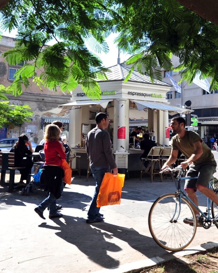 Kiosks are a part of the hip Tel Aviv food culture. Photo on Rothschild Boulevard by Chameleons Eye/Shutterstock.com