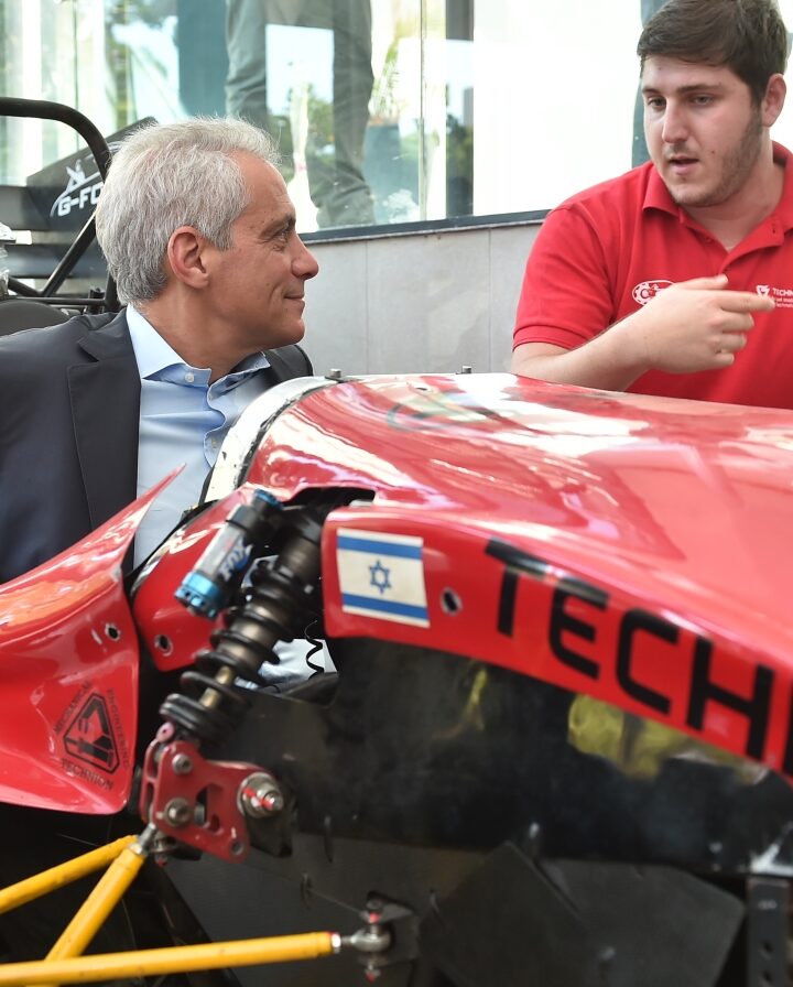 Chicago Mayor Rahm Emanuel with Technion Formula team member Alain Altari during his September 2017 visit. Photo by Nitzan Zohar/Technion spokesperson's office