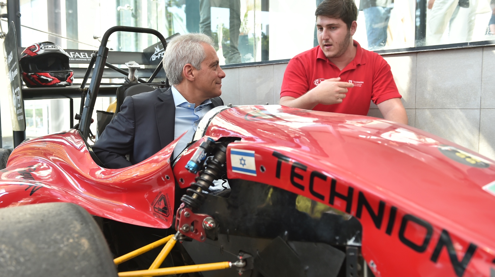 Chicago Mayor Rahm Emanuel with Technion Formula team member Alain Altari during his September 2017 visit. Photo by Nitzan Zohar/Technion spokesperson's office