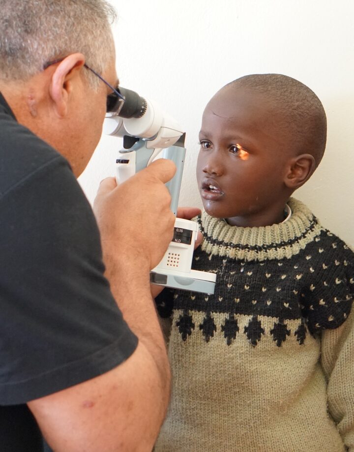 Dr. Modi Naftali of Israel with young patients in Kenya. Photo courtesy of Eye from Zion