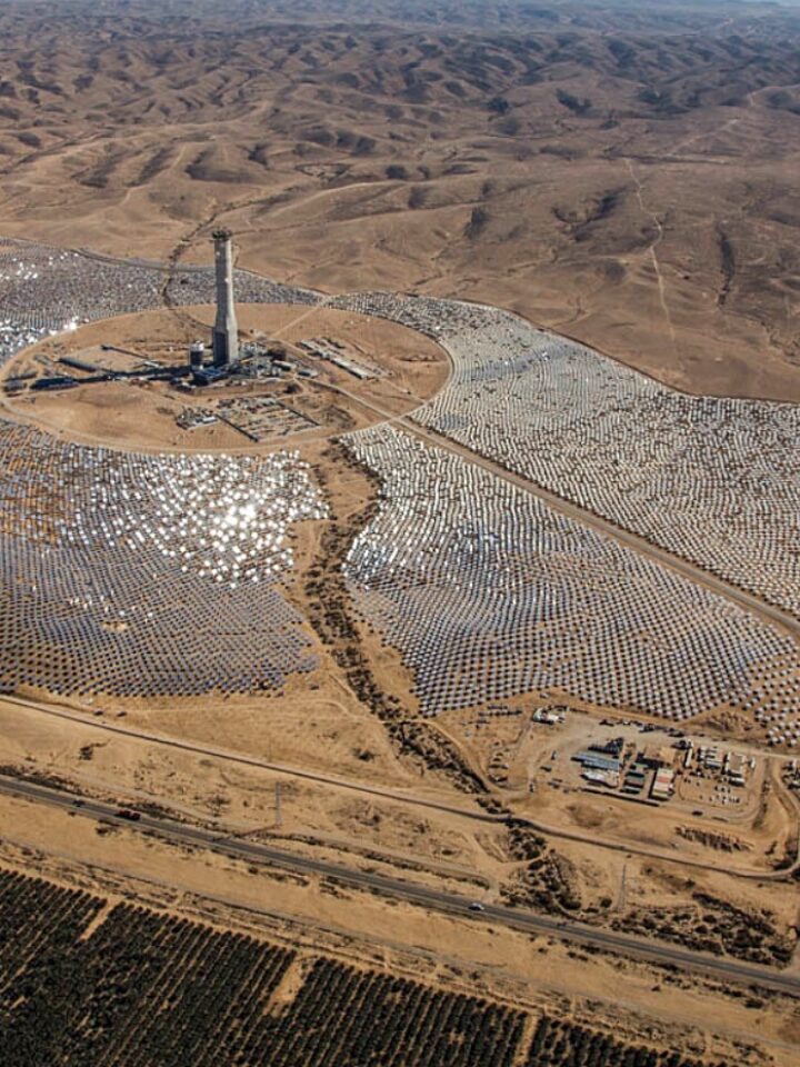The Tower of Power thermo-solar power station at Ashalim. Photo courtesy of BrightSource