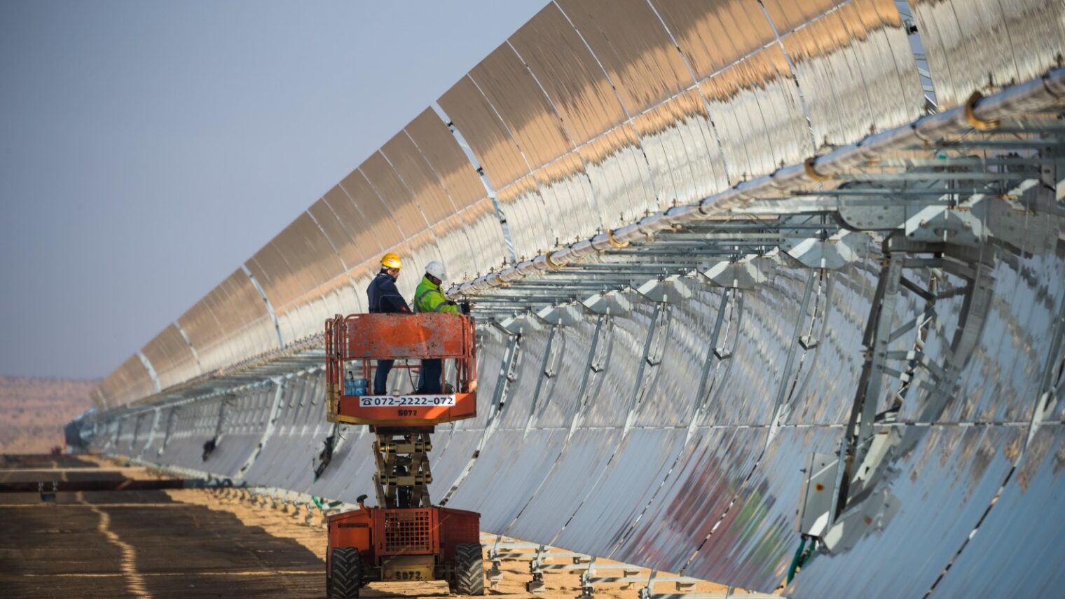 Photo of Ashalim thermo-solar power station mirror arrays by Gilad Kavalerchik/Negev Energy