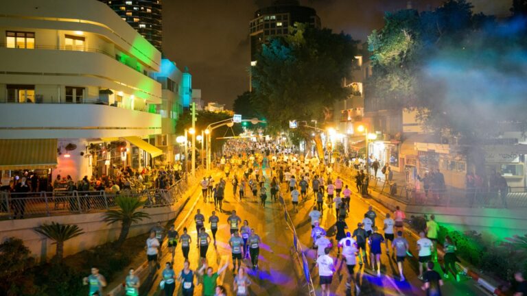 Thousands of runners take part in the Tel Aviv Night Run. Photo by Miriam Alster/FLASH90