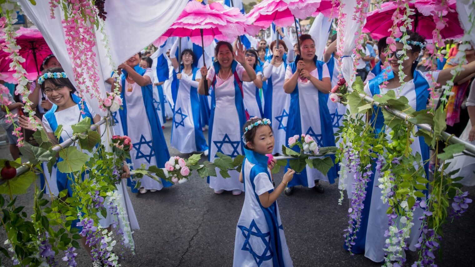 Thousands of Christians and Israelis marched in Jerusalem to mark Sukkot (Feast of Tabernacles), Oct. 10, 2017. Photo by Yonatan Sindel/FLASH90