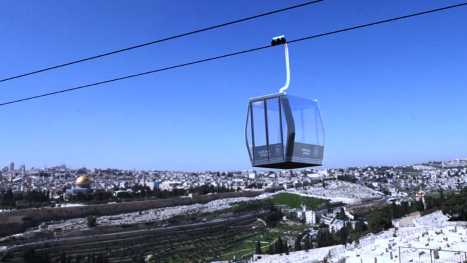 Cable car traversing Jerusalem’s Hinnom Valley (simulation). Image: courtesy