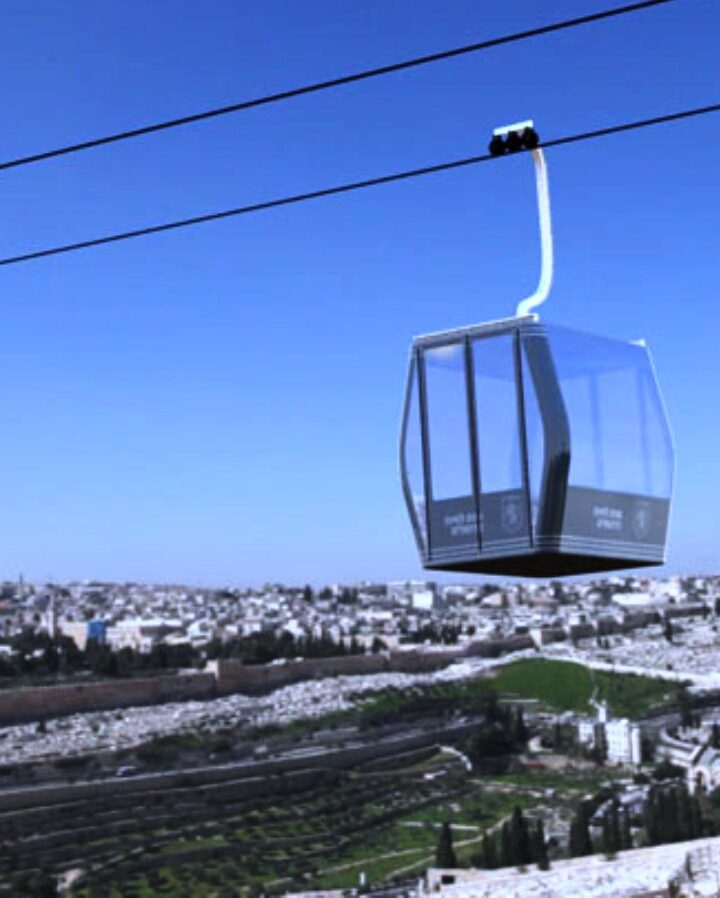 Cable car traversing Jerusalem’s Hinnom Valley (simulation). Image: courtesy
