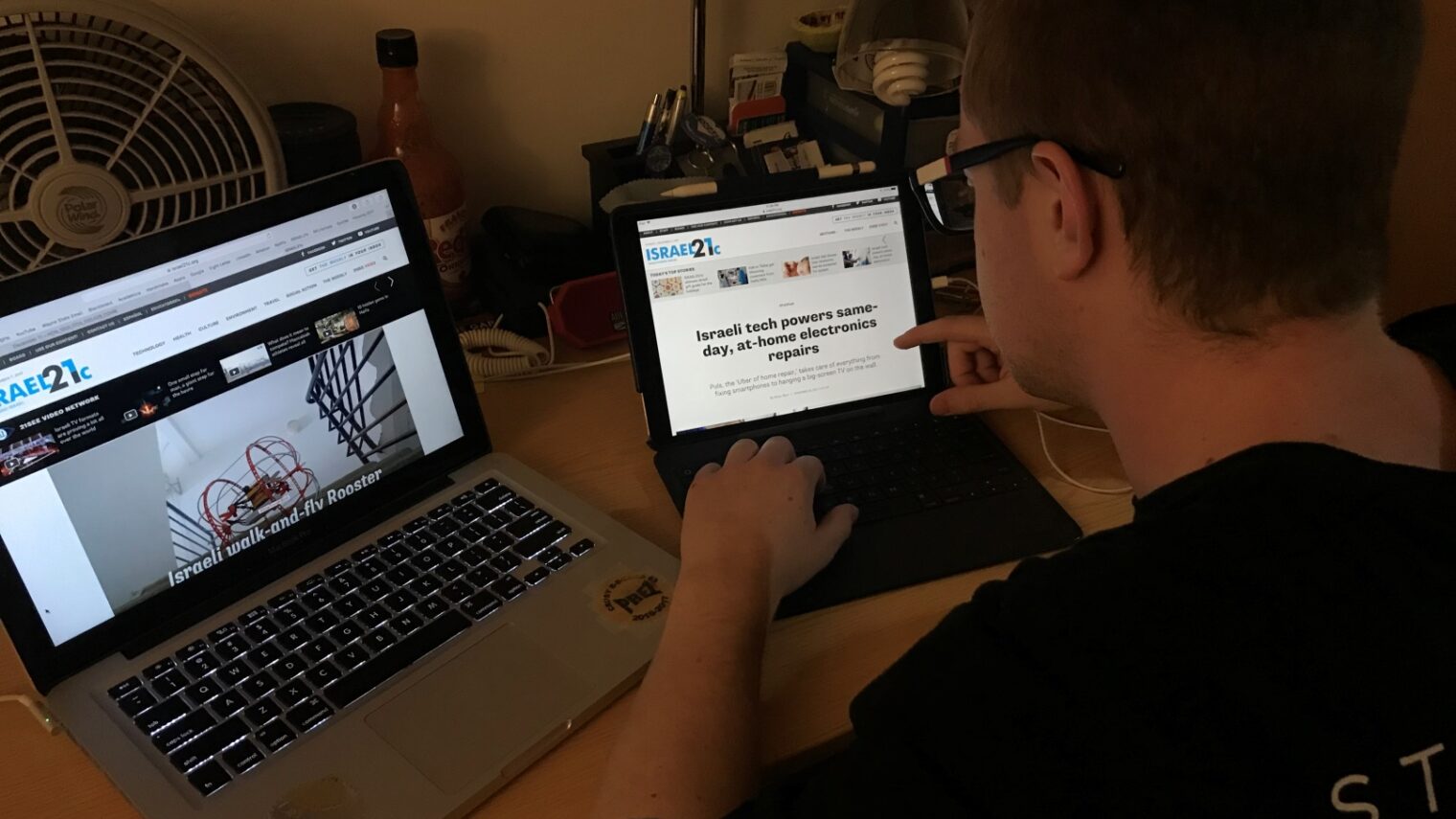 ISRAEL21c Digital Ambassador Jeremy Rosenberg, a freshman from Wayne State University, perusing our website in his dorm room. Photo: courtesy