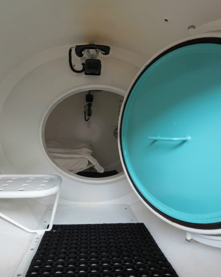 Image of hyperbaric oxygen chamber via Shutterstock.com