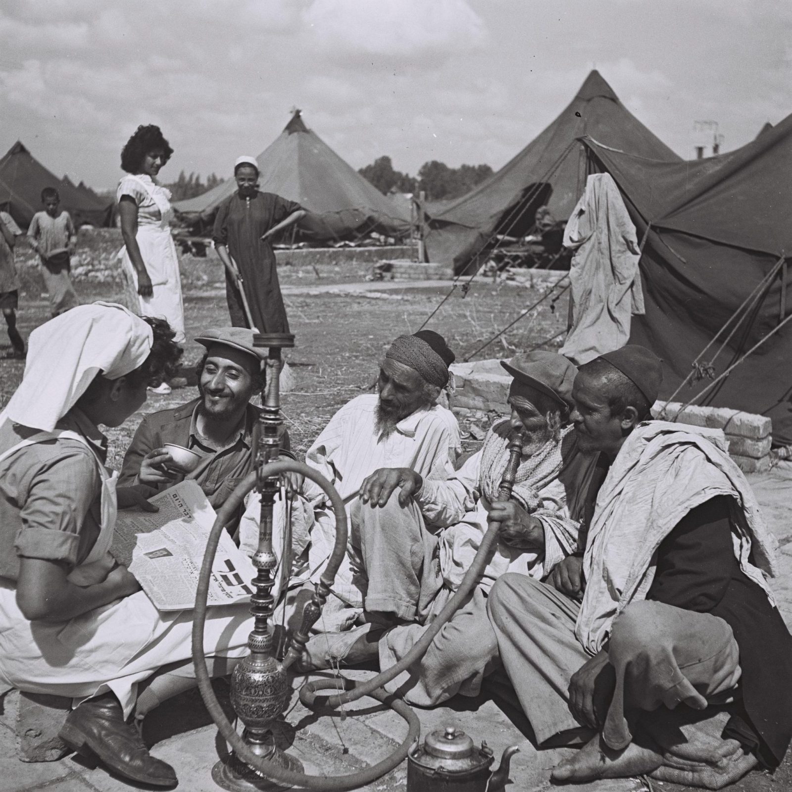 A young Yemenite nurse reading to new immigrants at a camp in Rosh Ha'ayin. Photo  from the National Photo Collection of Israel, GPO.