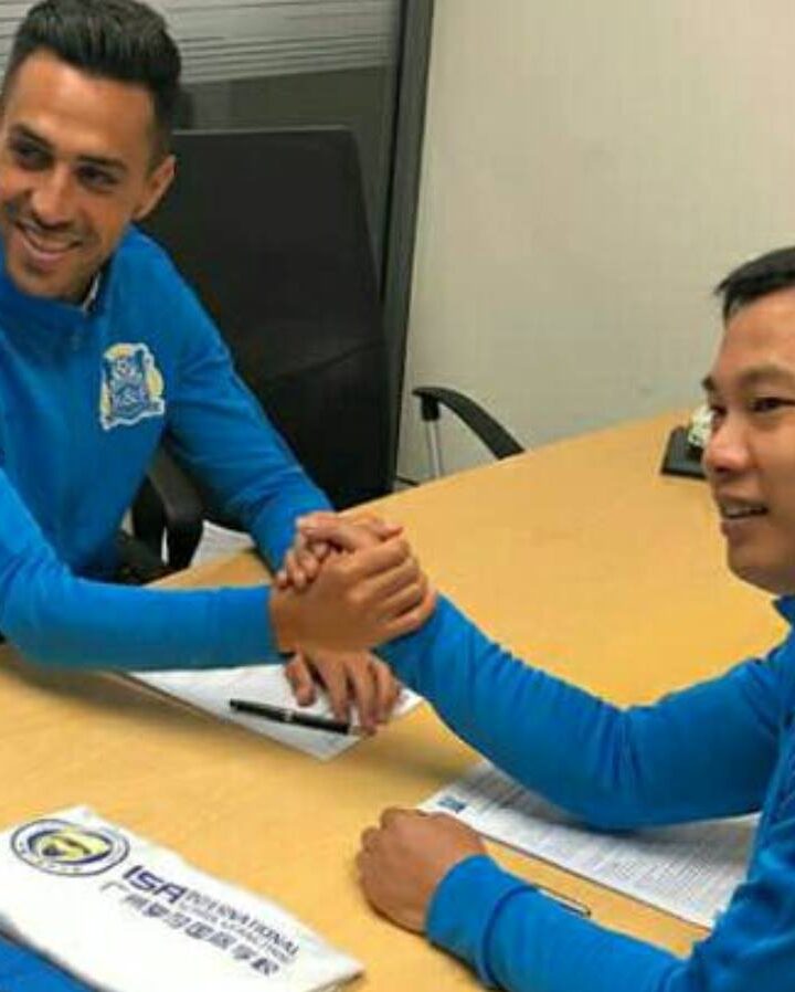 Eran Zahavi signing his lucrative contract extension in China. Photo via Facebook
