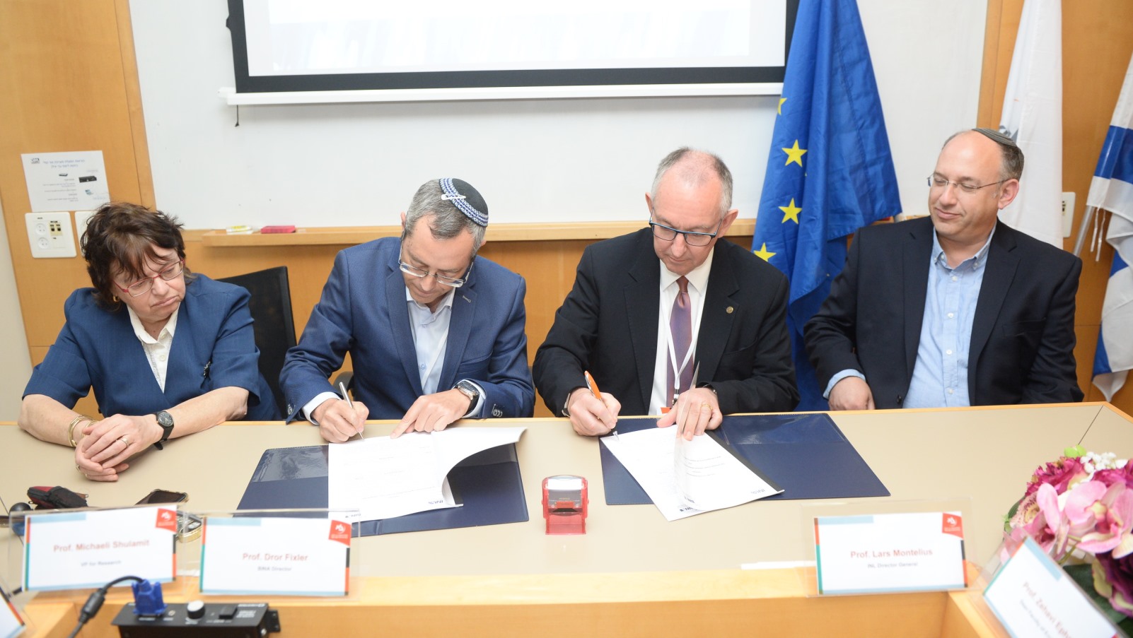 Prof. Dror Fixler, second from left, and Prof. Lars Montelius sign the nanotech cooperation agreement as Bar-Ilan Vice President for Research Shulamit Michaeli and Deputy President Moshe Lewenstein look on. Photo by Chen Damari