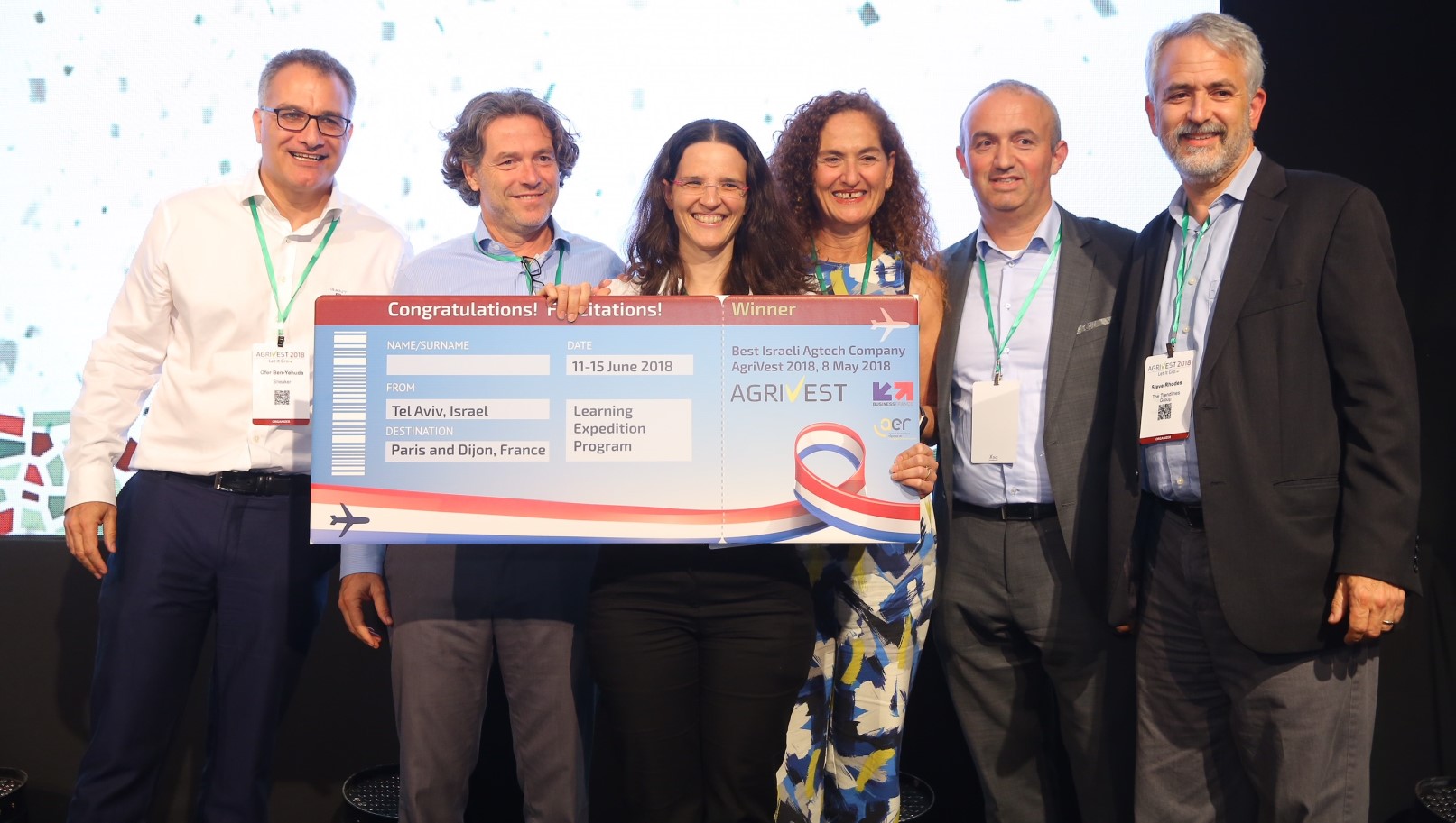 WeedOUT CEO Efrat Lidor, third from left, accepting the top prize in the Best Israeli Agtech Company Competition at AgriVest 2018 from Ofer Ben-Yehuda (Shibolet), Oded Distel (Israel NewTech), Nitza Kardish (Trendlines), Gideon Soesman (GreenSoil) and Steve Rhodes (Trendlines). Photo by Yanai Rubaja