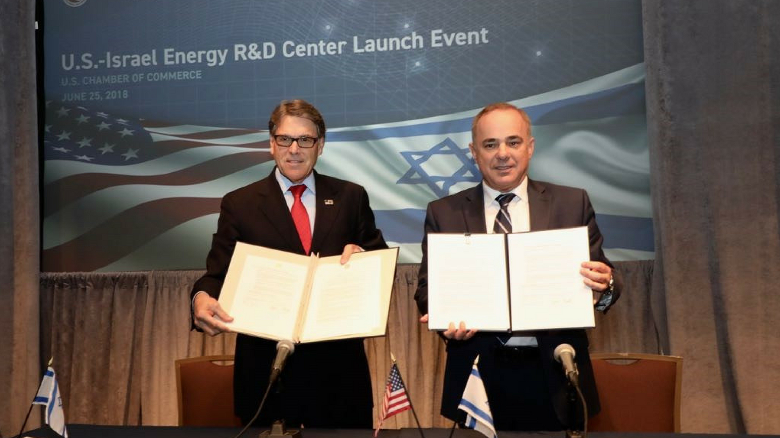 US Secretary of Energy Rick Perry and Israeli Minister of Energy Yuval Steinitz immediately after the signing. Photo credit: Shmulik Almany.