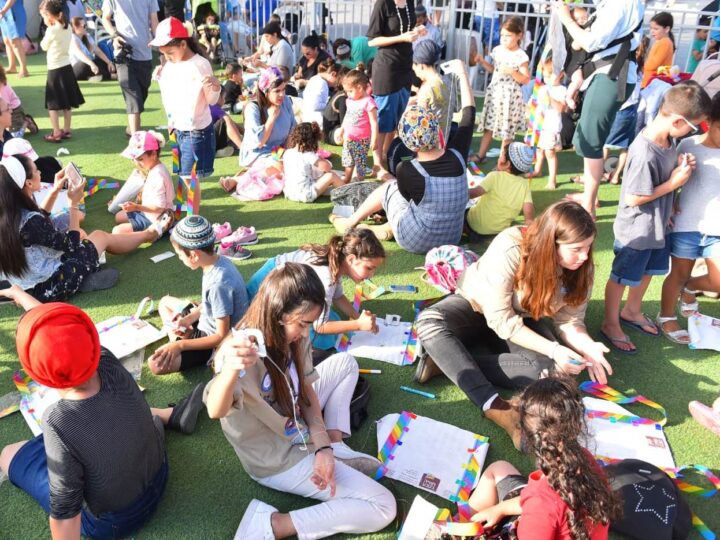 Children and parents making kites at the 7 Sderot Mall Center, June 11, 2018. Photo courtesy of the Sderot Municipality Spokesperson