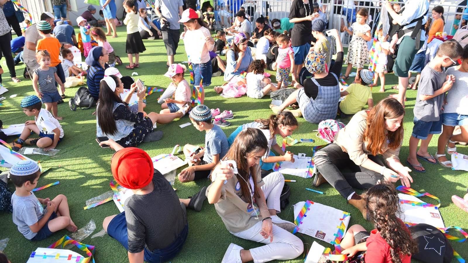 Children and parents making kites at the 7 Sderot Mall Center, June 11, 2018. Photo courtesy of the Sderot Municipality Spokesperson