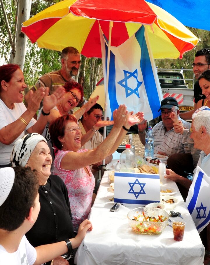 An Israeli family picnicking in Nir Am. Photo by ChameleonsEye/Shutterstock.com