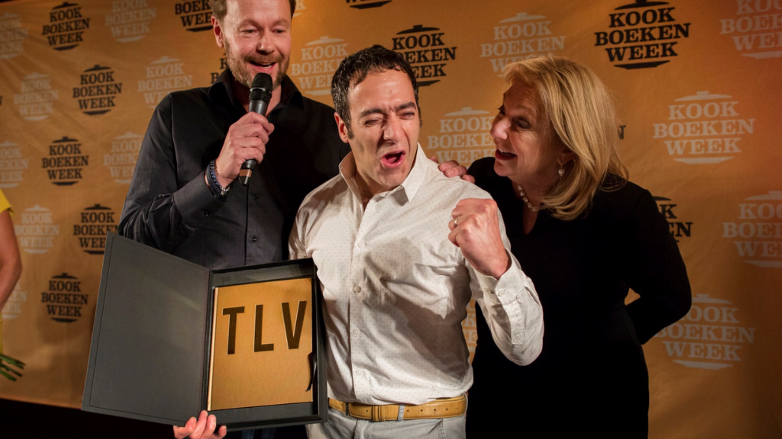 Jigal Krant receives the 2018 (The Golden Cookbook) award from jury chairwoman Janny van der Heijden, right, and presenter Gijs Staverman. Photo by Janus van den Eijnden