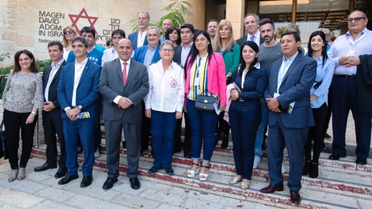 Tucumán Governor Dr. Juan Manzur, in red tie, and his delegation with MDA Blood Services Director Dr. Eilat Shinar in Israel. Photo: courtesy