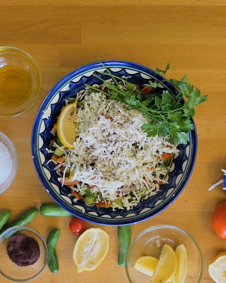 Fresh vegetables and olive oil form the basis of this tasty salad. Photo: screenshot